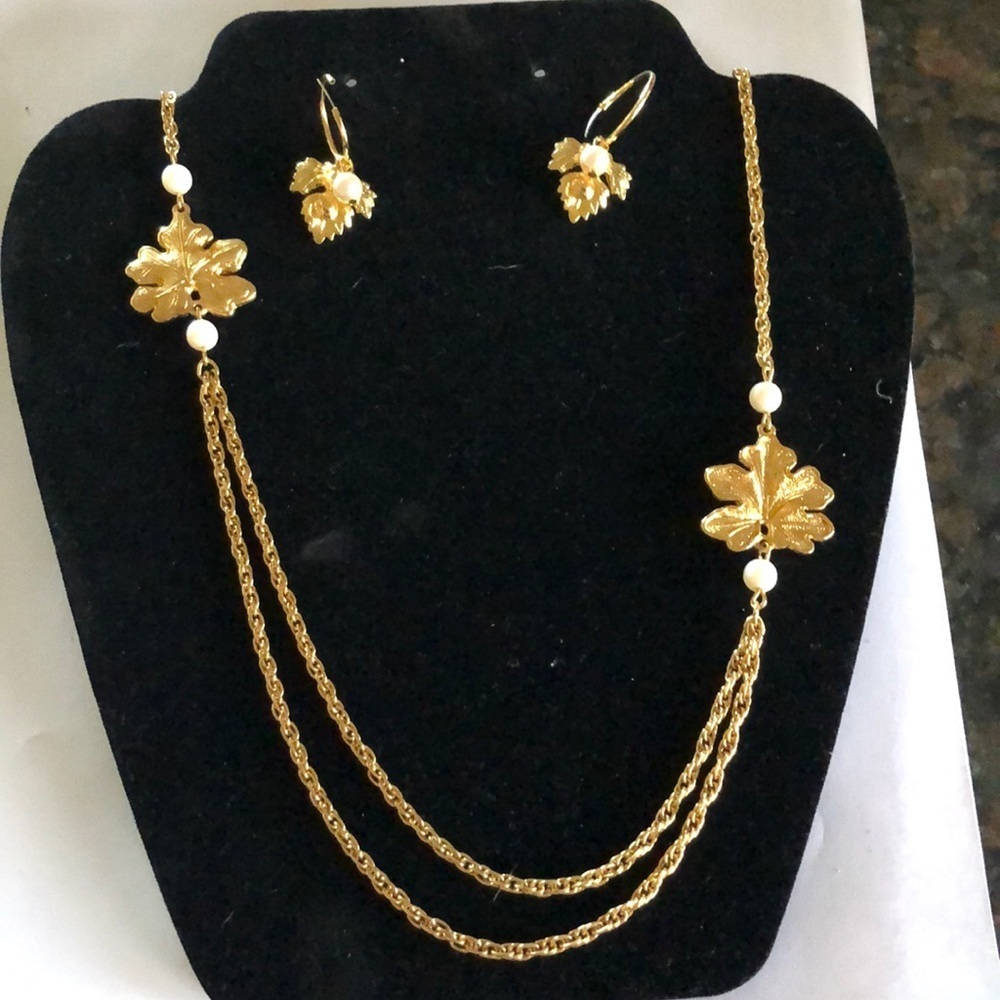 Gold tone leaf necklace earring set